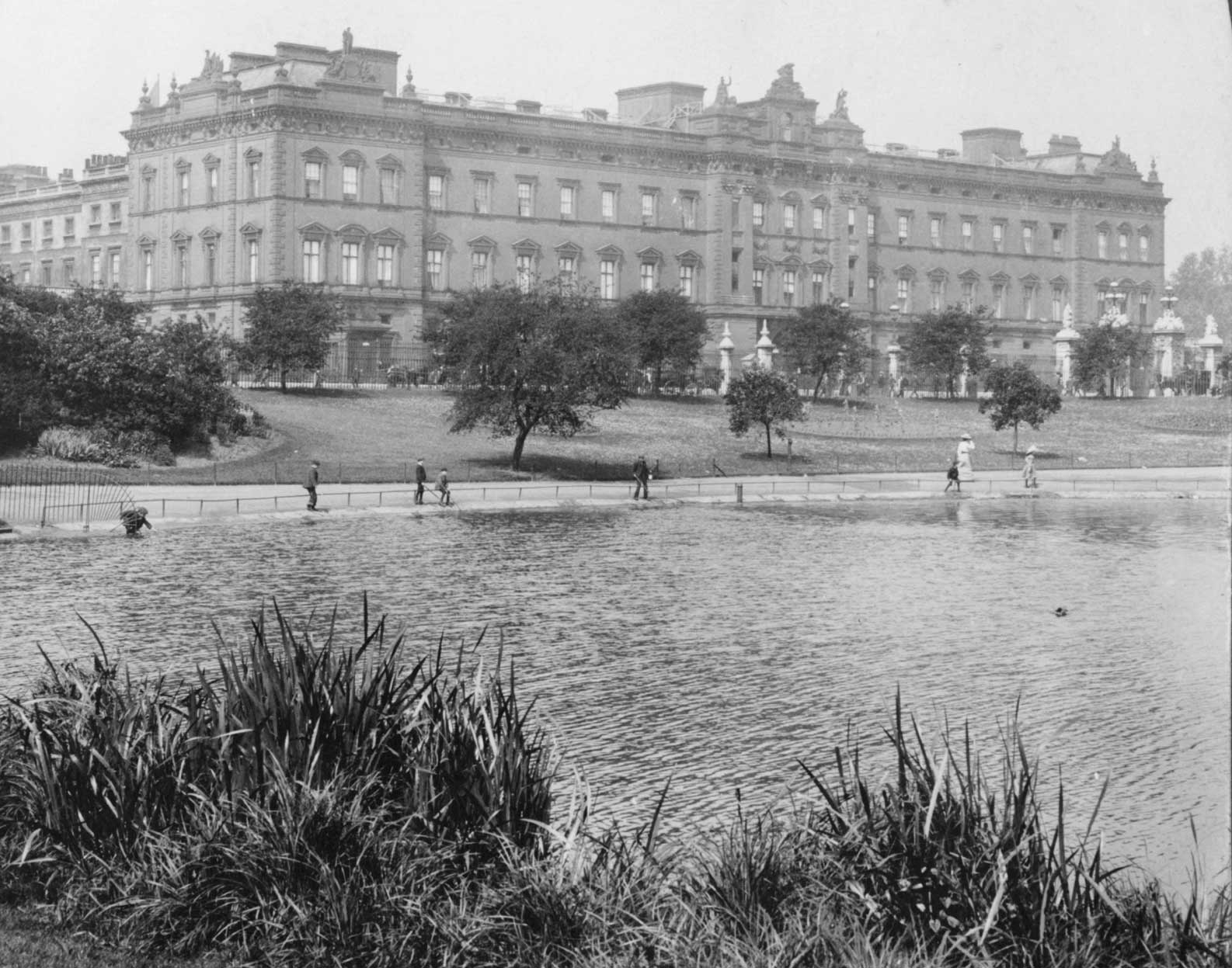 67 suffragettes arrested trying to raid Buckingham Palace