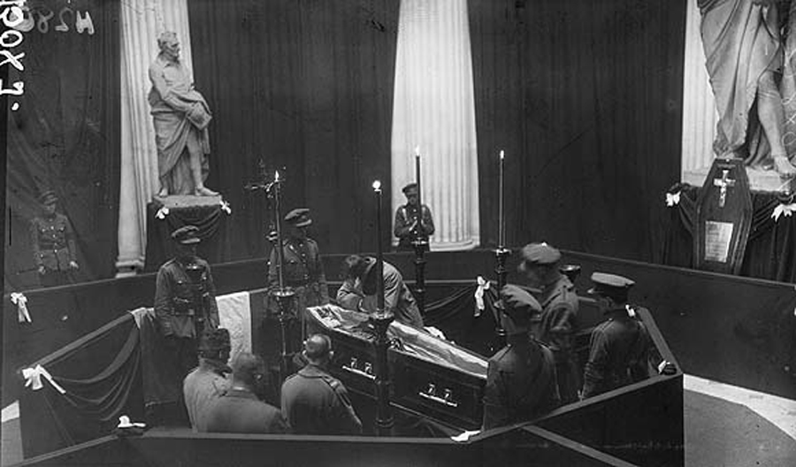 Seán Collins beside the coffin of his brother Michael on 27 August 1922