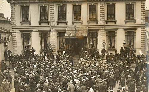  A crowd gathered outside the Mansion House in Dublin, one day before a truce was signed in the War of Independence, 1921