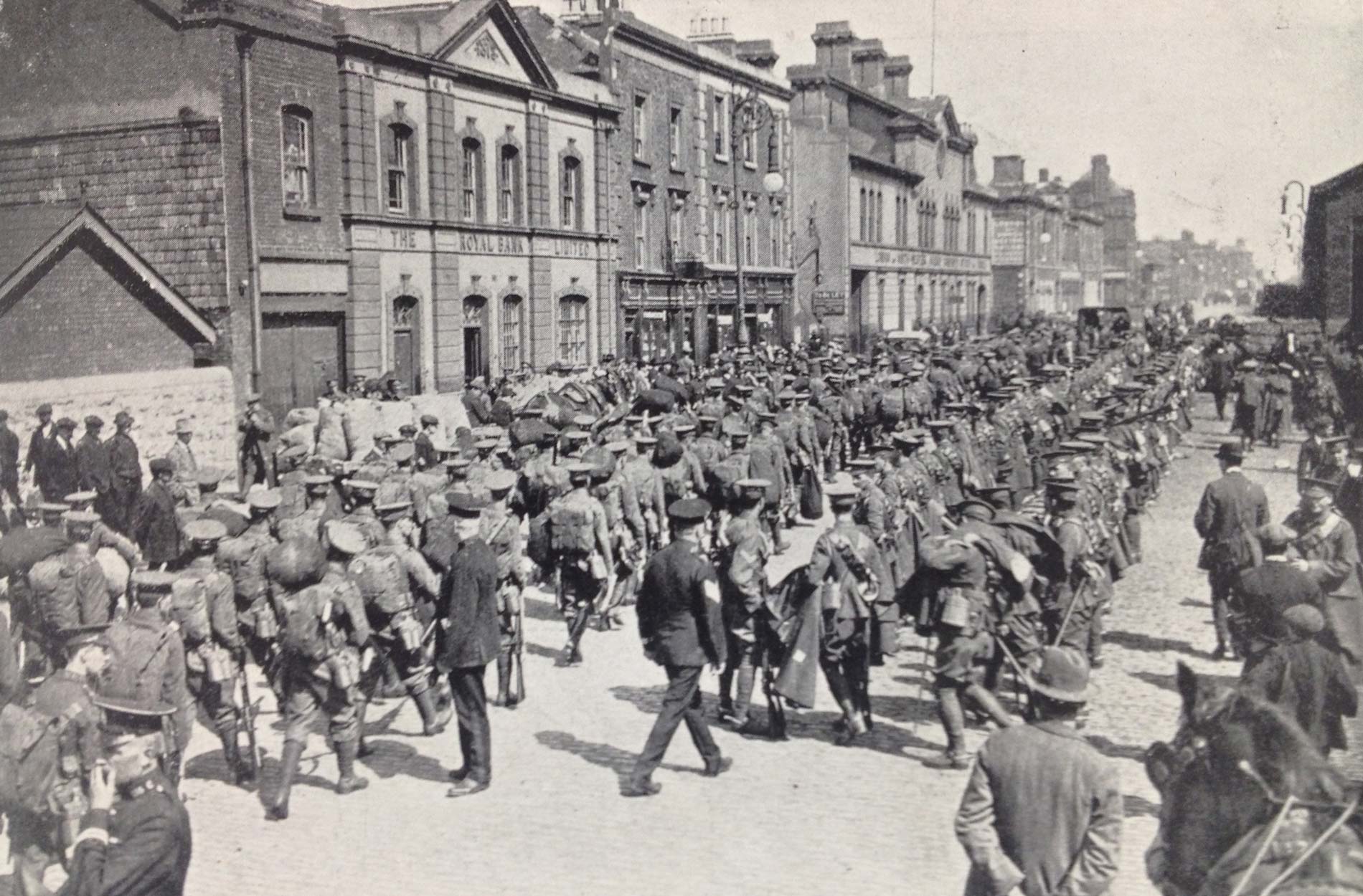 First troops leave Dublin for war