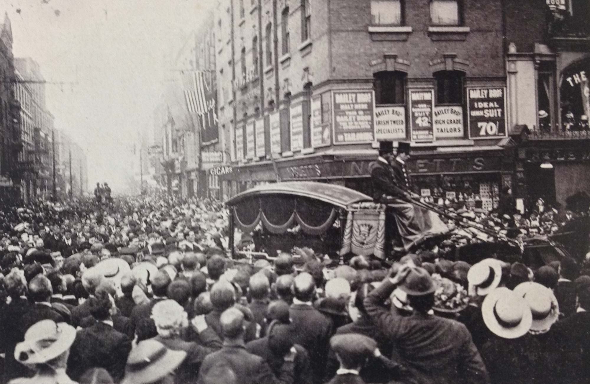 The funeral cortege of those killed on Bachelors Walk turns onto Sackville Street.
