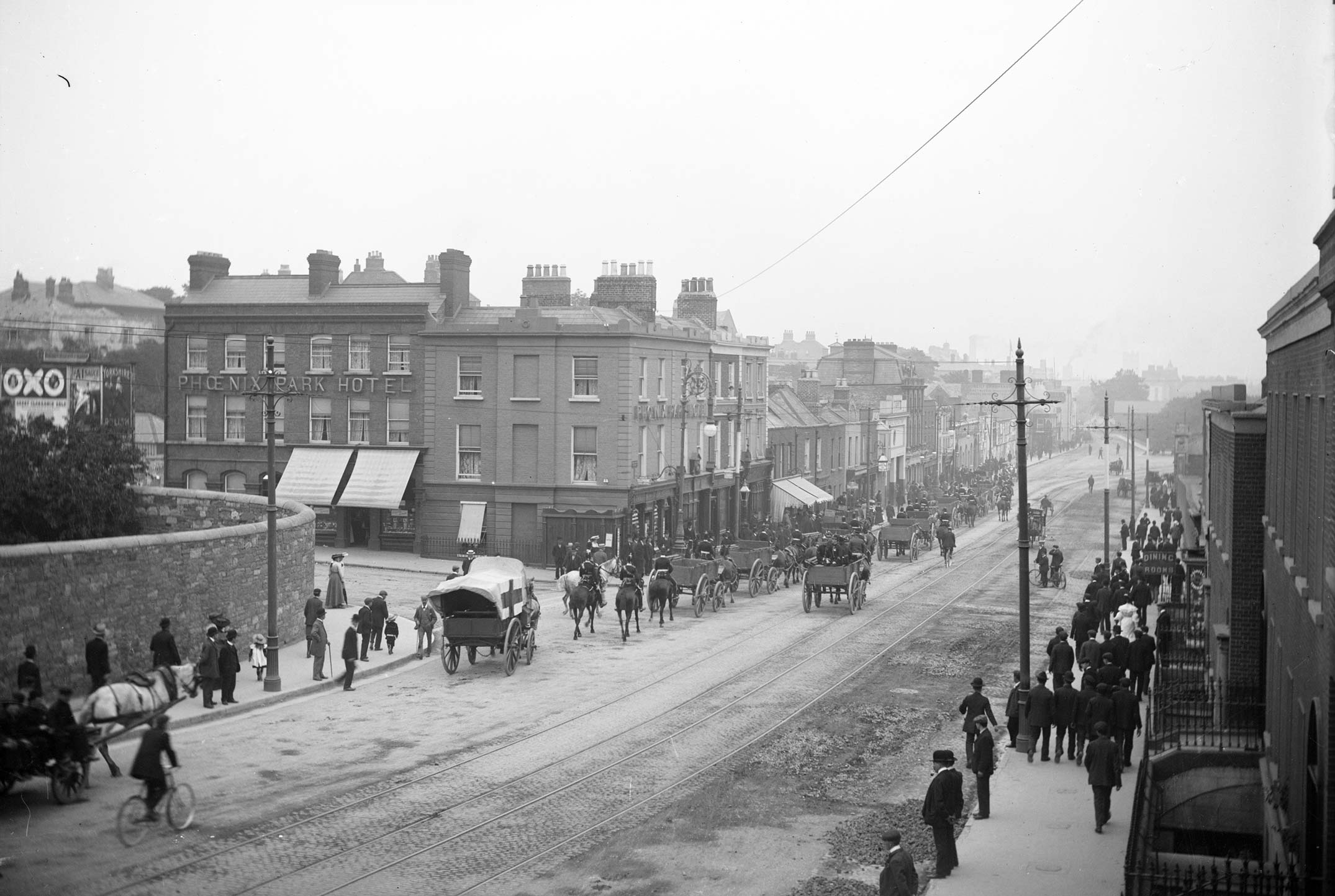 A military process makes its way down Parkgate Street in Dublin past a public house. The police today have moved to have Dublin's pubs close at 8pm every evening 'for the preservation of the efficiency of the troops'.
