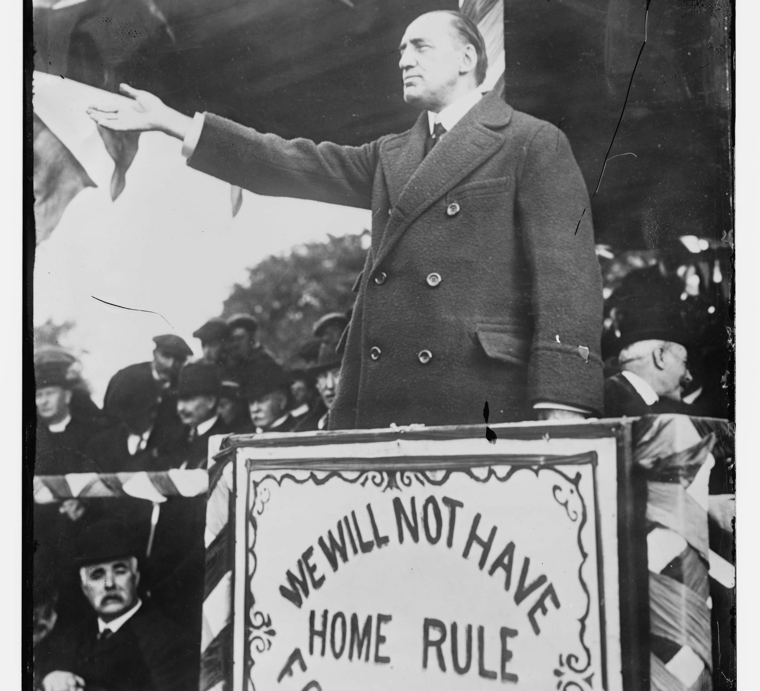 Carson resigns from the British Cabinet