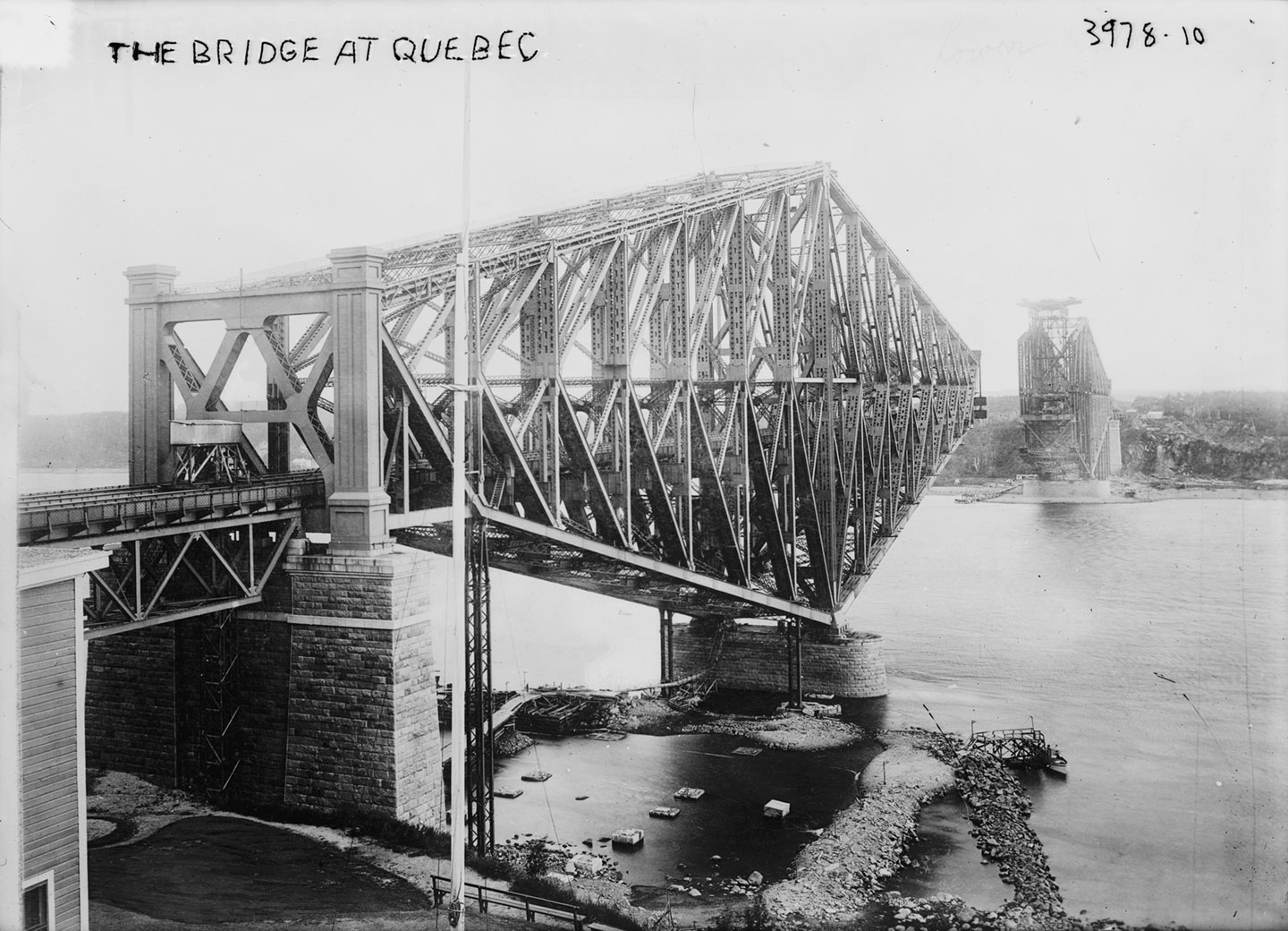 Québec Bridge collapses with huge loss of life