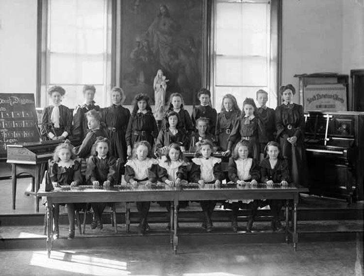Irish teachers demand war bonus